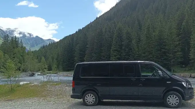 Van Volkswagen Caravelle en vallée alpine