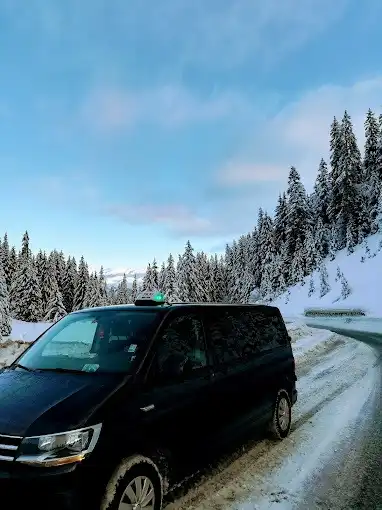Taxi VTC sur une route enneigée
